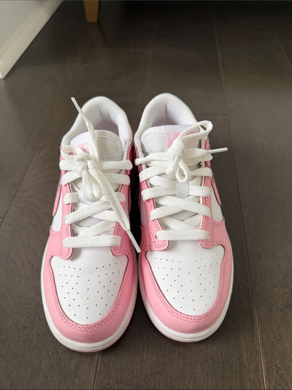 Nike Kids Low-Top Sneakers in Pink and White